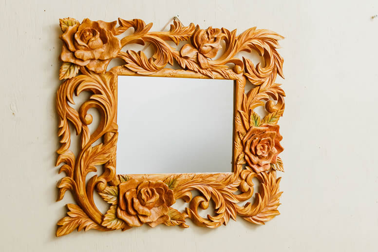 木彫りの飾り淵の鏡